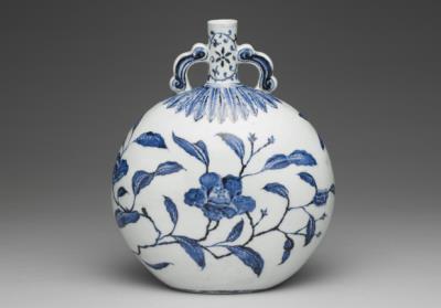 图片[2]-Flask with paired ruyi handles and camellia decoration in underglaze blue, Ming dynasty, Yongle reign (1403-1424)-China Archive